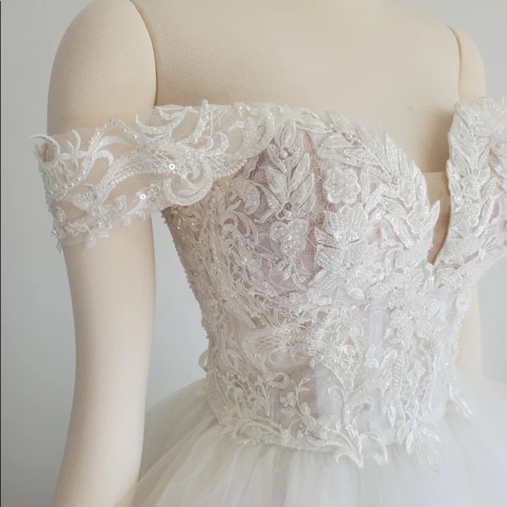 Bridal corset with detachable off shoulder sleeves
